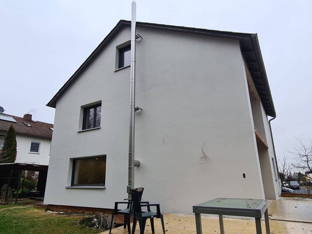 Rückseite eines frisch sanierten Gebäudes mit neuer Fassade, komplett renoviert und in modernem Look.